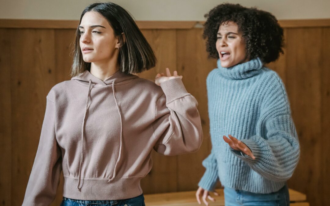 Les bienfaits d'un conflit dans un couple sont nombreux. Il convient d'arrêter de les éviter car cela ne fait qu'empirer la situation ! Les crises peuvent être traversées à condition de savoir s'écouter et se remettre en question. Une thérapie de couple peut vous aider à poser les fondations solides d'un relationnel constructif entre les deux partenaires.